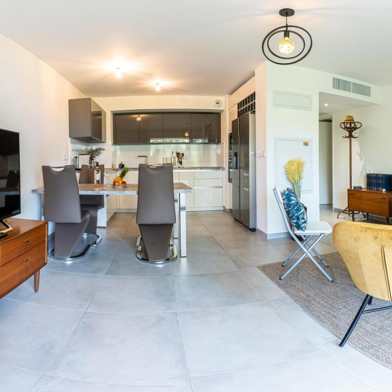 Appartement climatisé les pieds dans l'eau pour 6 personnes avec 1 suite parentale, 1 chambre double et 1 mini chambre Piscine sur le toit clim garage - Appartement 3 Chambres - 45