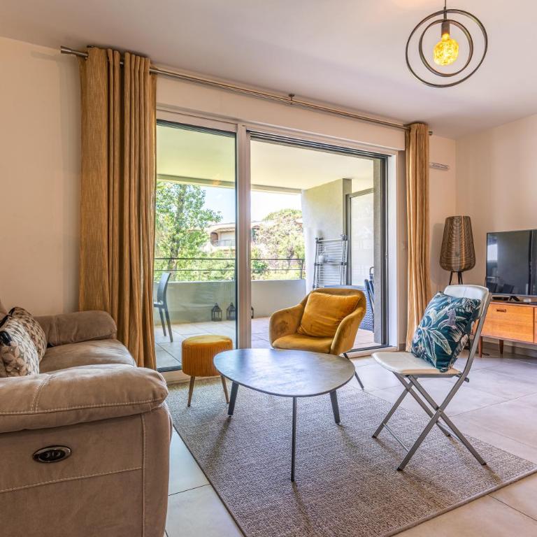 Appartement climatisé les pieds dans l'eau pour 6 personnes avec 1 suite parentale, 1 chambre double et 1 mini chambre Piscine sur le toit clim garage - Appartement 3 Chambres - 49