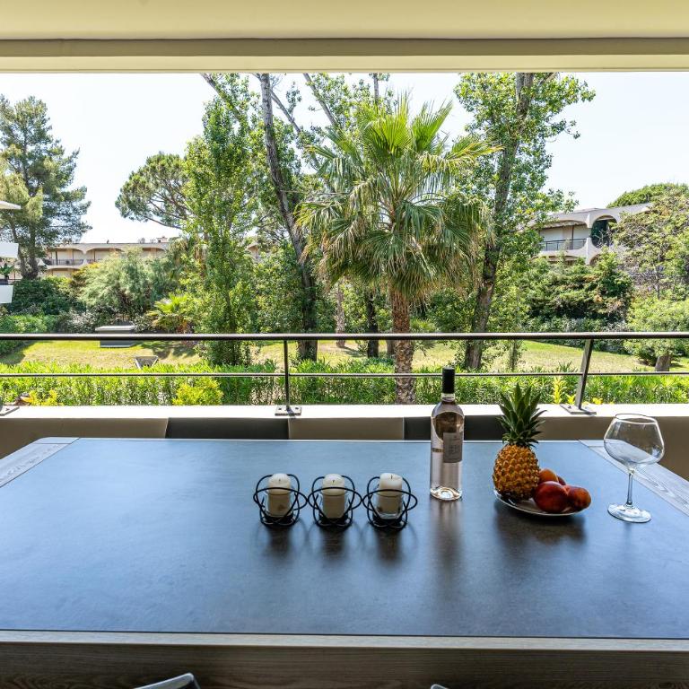 Appartement climatisé les pieds dans l'eau pour 6 personnes avec 1 suite parentale, 1 chambre double et 1 mini chambre Piscine sur le toit clim garage - Appartement 3 Chambres - 54