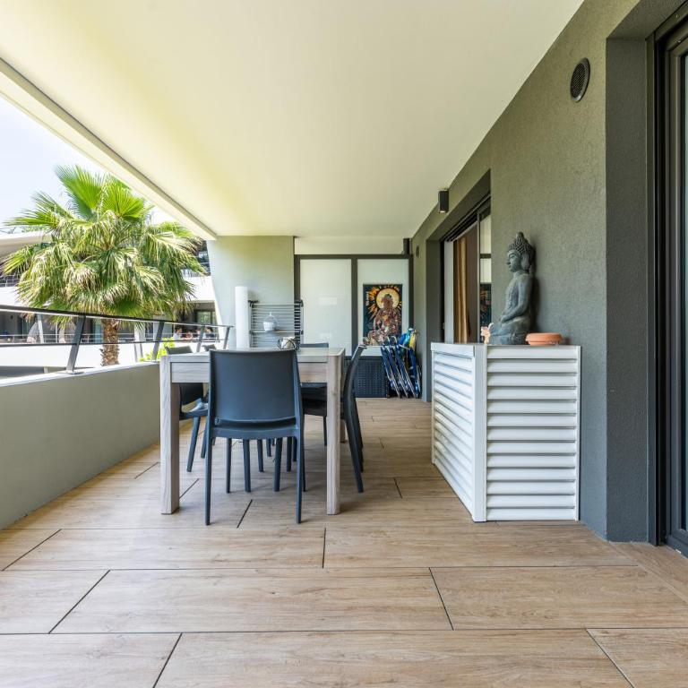 Appartement climatisé les pieds dans l'eau pour 6 personnes avec 1 suite parentale, 1 chambre double et 1 mini chambre Piscine sur le toit clim garage - Appartement 3 Chambres - 61