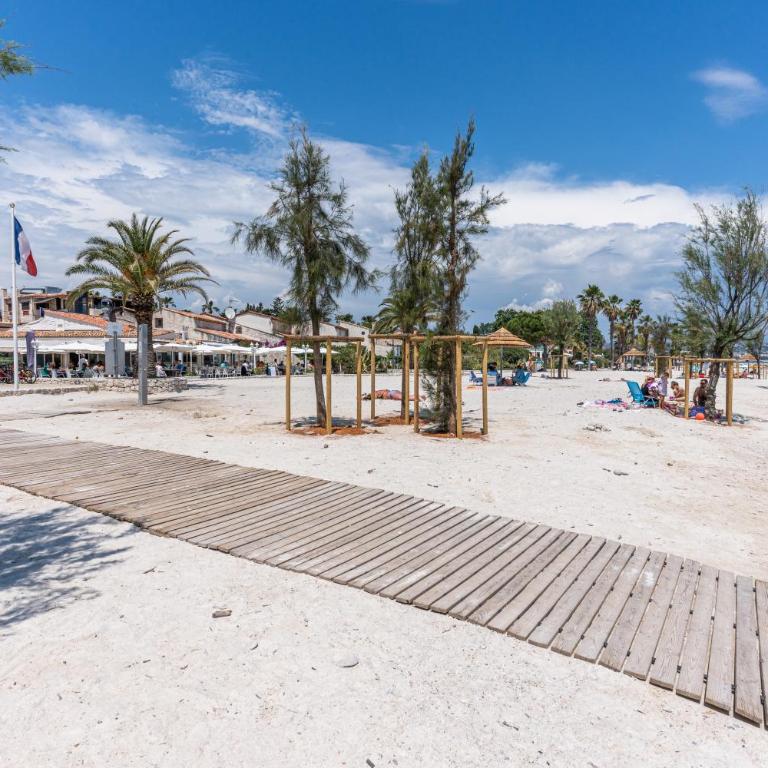 Appartement climatisé les pieds dans l'eau pour 6 personnes avec 1 suite parentale, 1 chambre double et 1 mini chambre Piscine sur le toit clim garage - Appartement 3 Chambres - 69