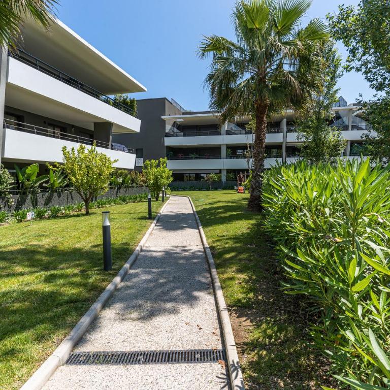 Appartement climatisé les pieds dans l'eau pour 6 personnes avec 1 suite parentale, 1 chambre double et 1 mini chambre Piscine sur le toit clim garage - Appartement 3 Chambres - 70