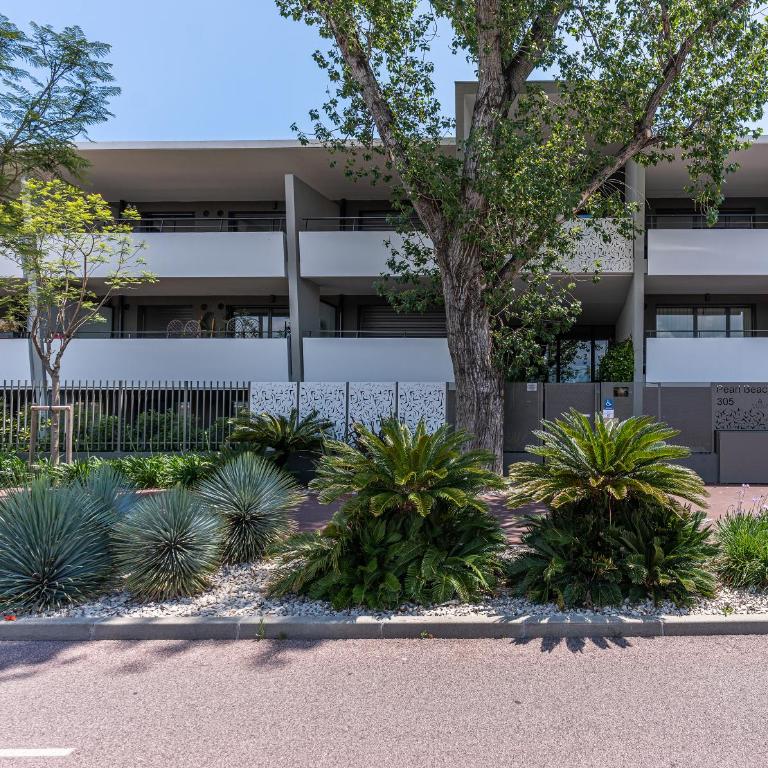 Appartement climatisé les pieds dans l'eau pour 6 personnes avec 1 suite parentale, 1 chambre double et 1 mini chambre Piscine sur le toit clim garage - Appartement 3 Chambres - 71
