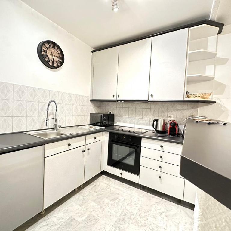 Beau studio centre Juan les Pins à 300m des plages - Apartment - 5
