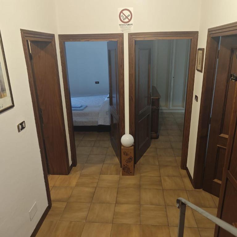 Charlie's Home Arezzo-Appartamento-B&B Arezzo con Parcheggio privato- Arezzo Città del Natale 2023 - Centro Arezzo Fiere e Congressi- Mercatini Natale Arezzo Casa di Babbo Natale e Villaggio Tirolese 2023 - Appartamento con 3 Camere da Letto - 9