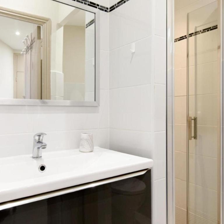 Bright and elegant renovated two rooms - Near Suquet - Appartement 1 Chambre - 8