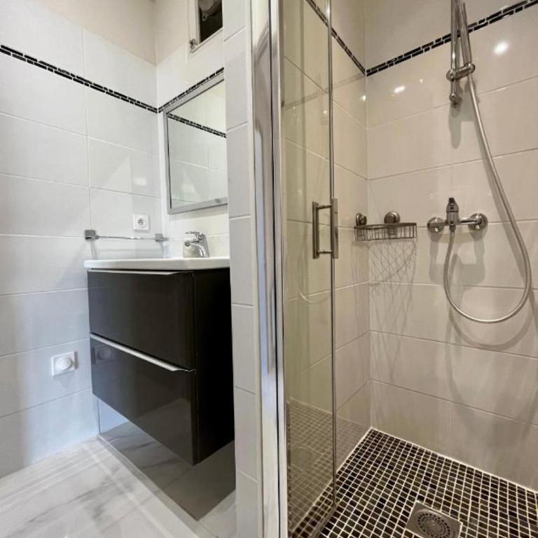 Bright and elegant renovated two rooms - Near Suquet - Appartement 1 Chambre - 11