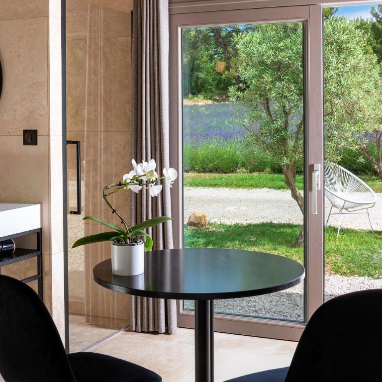 La Bastide de Damien, 5 clefs Demeure d'Exception et Table Remarquable dans le guide Teritoria, JACUZZI Privatif, Cuisine étoilée Dominique Frérard - Chambre Lit King-Size avec Baignoire Spa - 12