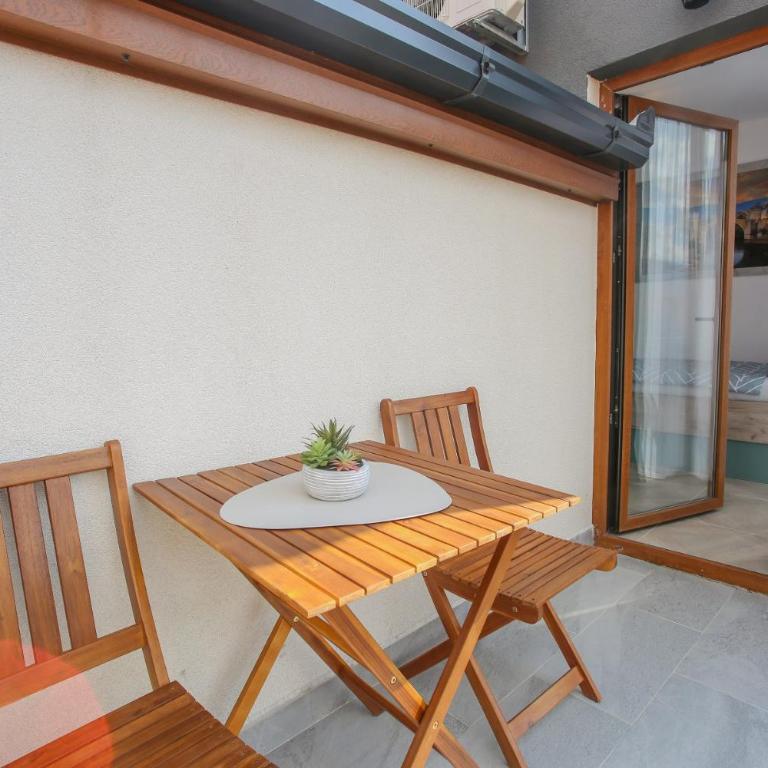Apartments & Rooms ARCH - Quadruple Room with Balcony - 8