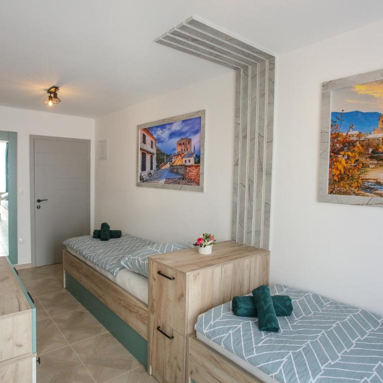 Apartments & Rooms ARCH - Quadruple Room with Balcony - 1