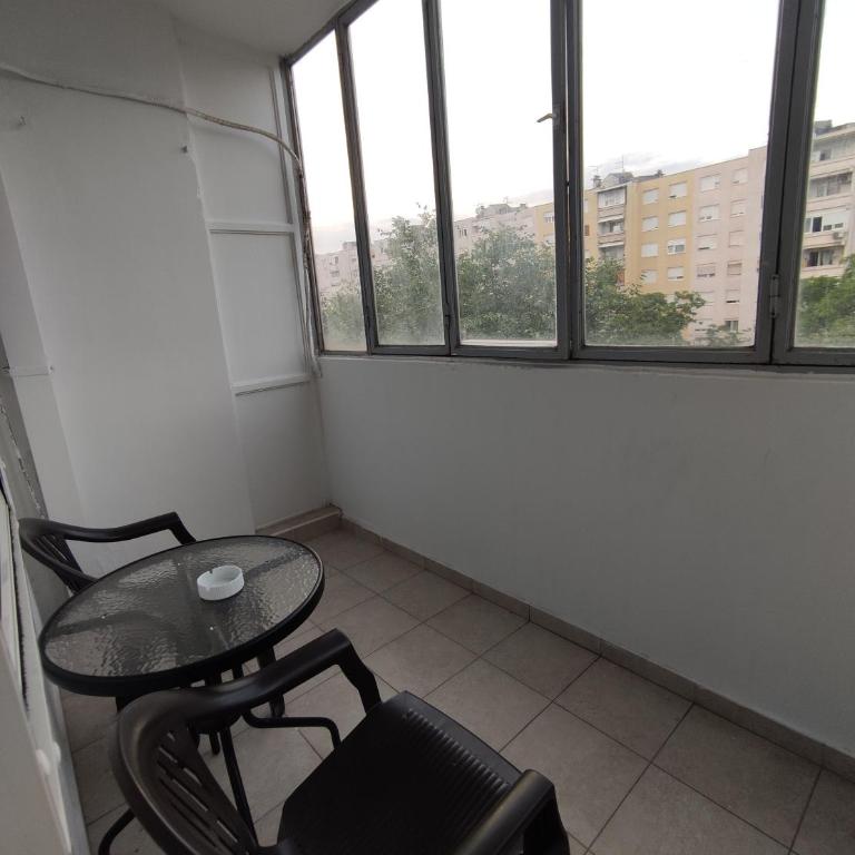 Modern Apartment with Balcony Close to City Center - Apartman sa 2 Spavaće Sobe - 18