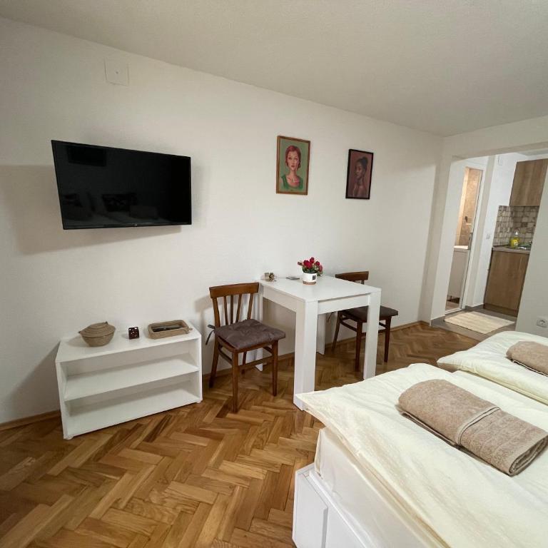 Apartmani Stanković Sokobanja - Deluks Dvokrevetna Soba sa Bračnim Krevetom - 2