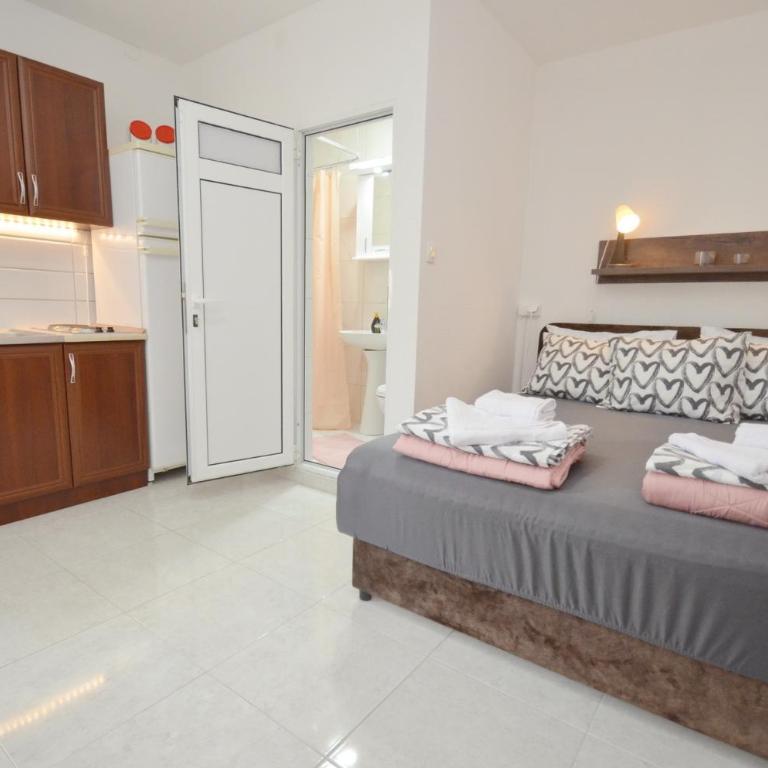 Sun Ray Apartments - Studio with Terrace - 2