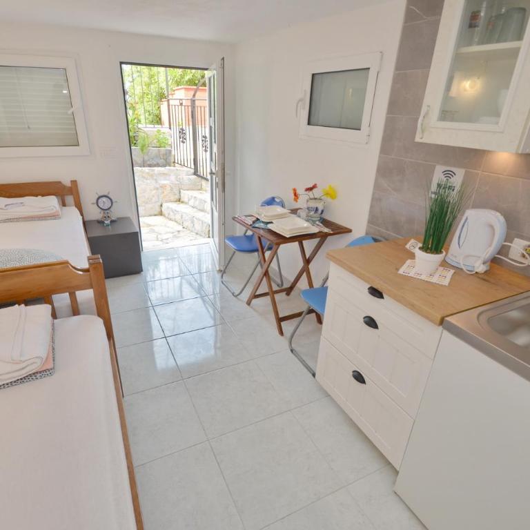 Sun Ray Apartments - Studio - 5
