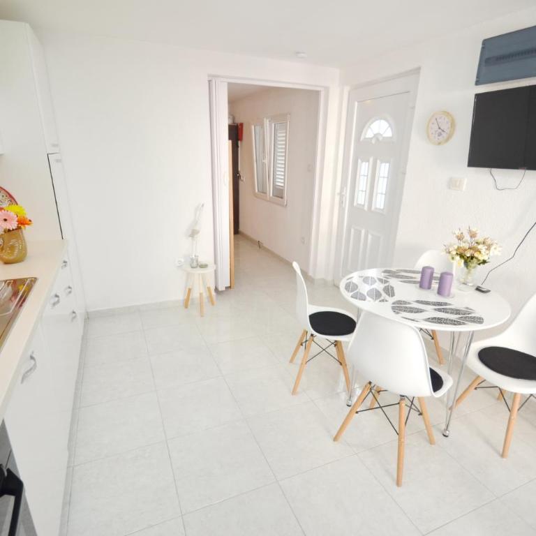 Sun Ray Apartments - One-Bedroom Apartment - 2