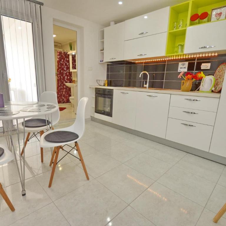 Sun Ray Apartments - One-Bedroom Apartment - 5