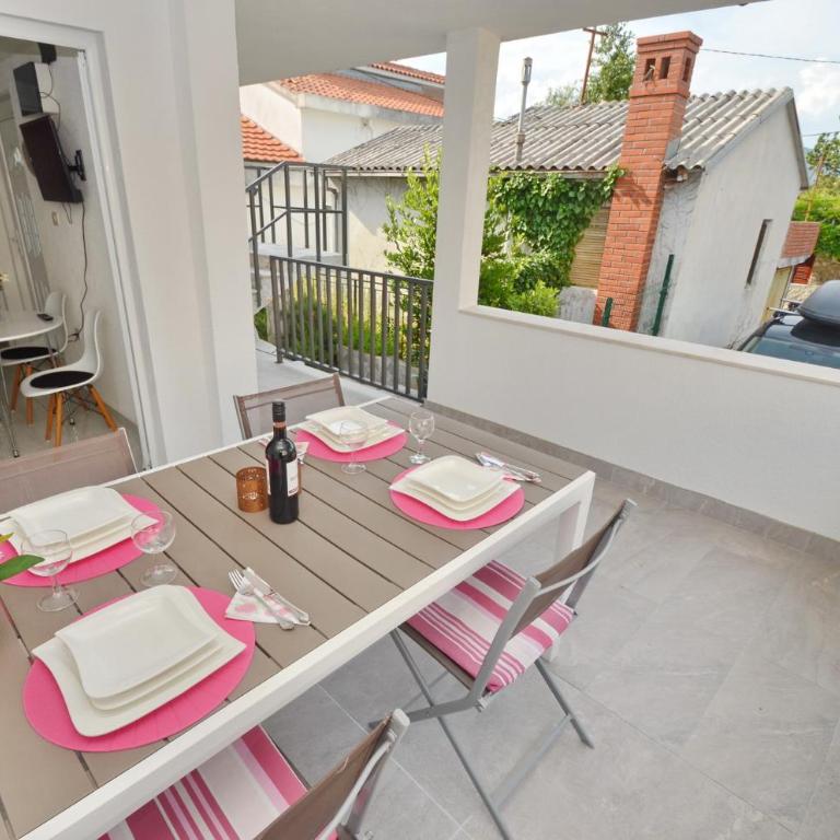 Sun Ray Apartments - One-Bedroom Apartment - 1