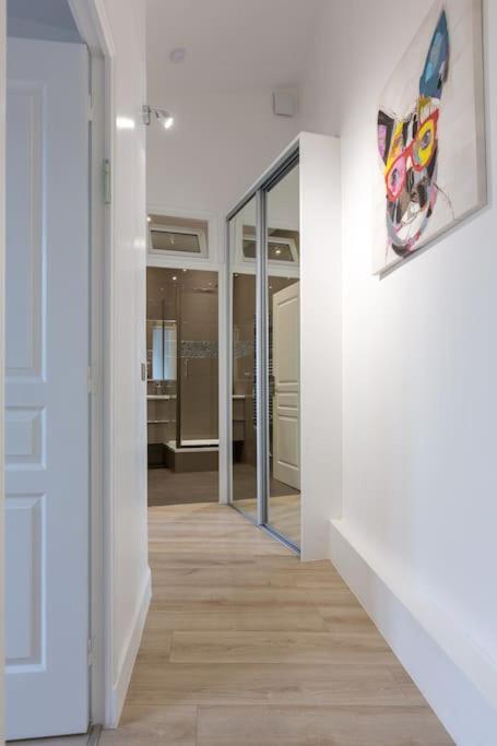 Sublime appartement refait à neuf en dernier étage baigné de lumière avec une très belle hauteur sous plafond 2 chambres en plein centre de Paris - Appartement 2 Chambres - 16