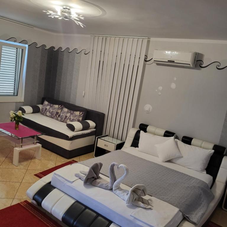 Apartmani Niksic - Family Room with Sea View - 4
