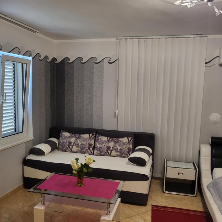 Apartmani Niksic - Family Room with Sea View - 5