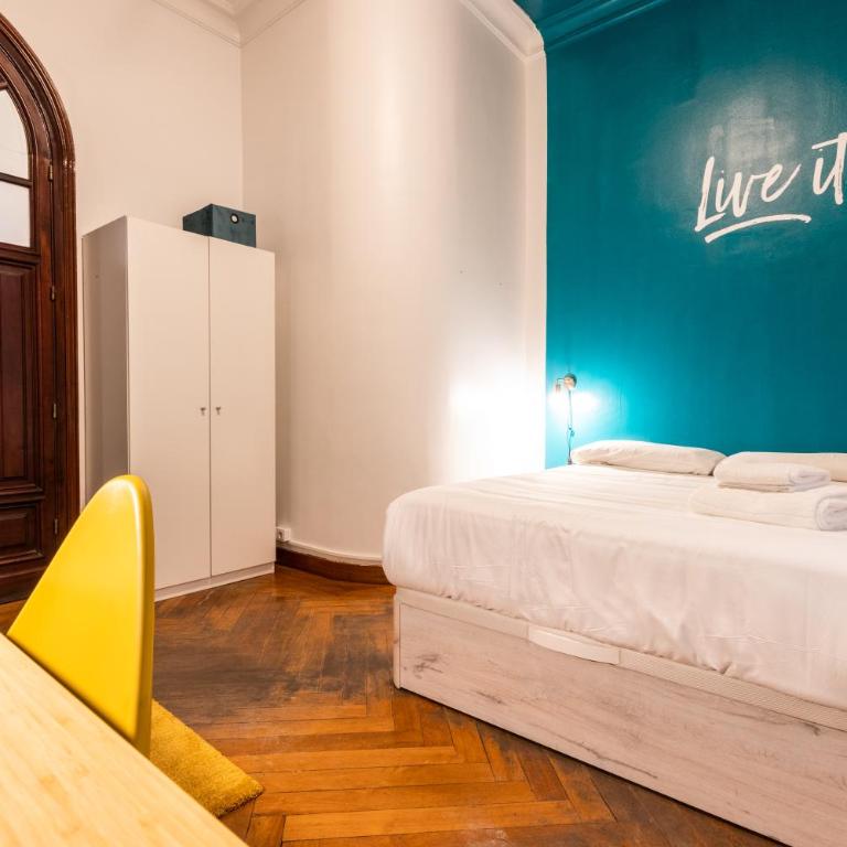 Live it Madrid Gran Vía - Standard Double Room with Shared Bathroom - 1