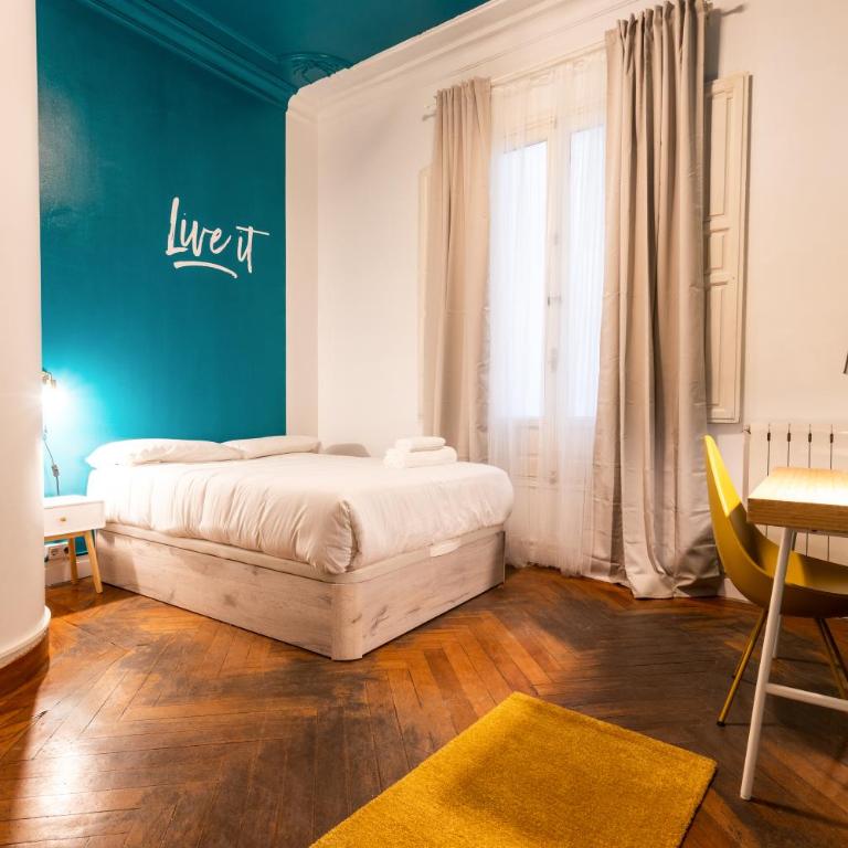 Live it Madrid Gran Vía - Standard Double Room with Shared Bathroom - 2