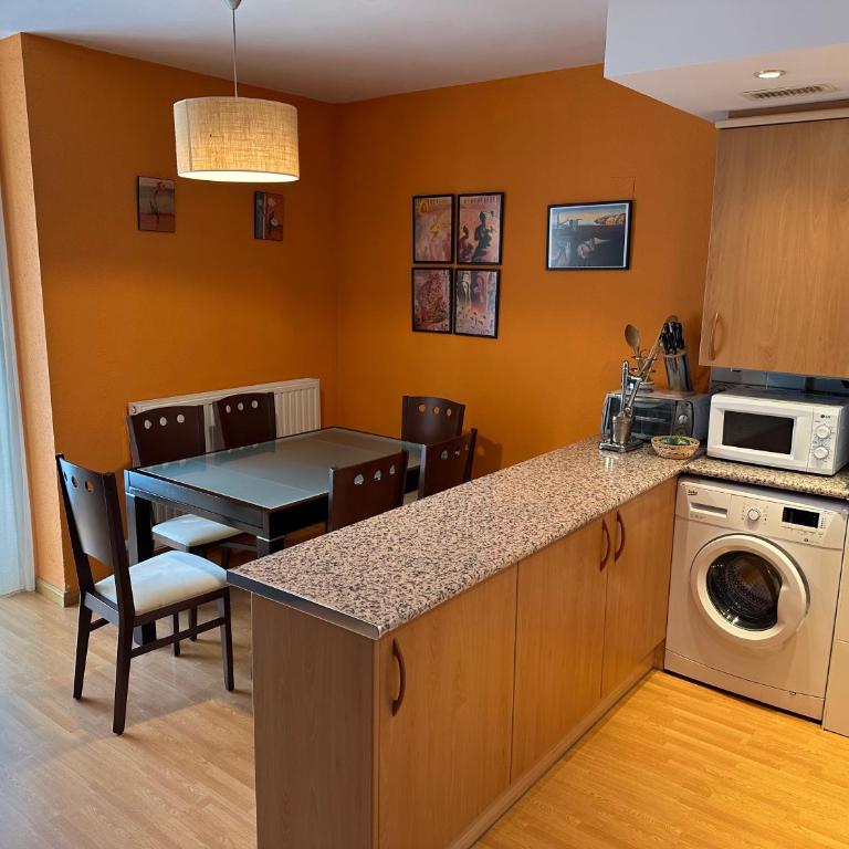 BIESCAS Todas las comodidades y más GAS, GARAJE , TRASTERO, CENTRO, WIFI, - Two-Bedroom Apartment - 8