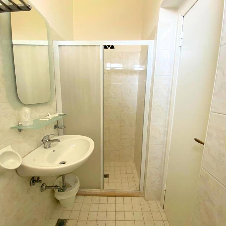 Hotel Bellini - Standard Quadruple Room - 5