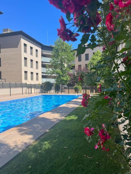 Nuevo, espacioso y confortable con pkg y piscina - Apartamento de 3 dormitorios con vistas a las montañas - 1