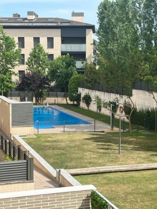 Nuevo, espacioso y confortable con pkg y piscina - Apartamento de 3 dormitorios con vistas a las montañas - 32