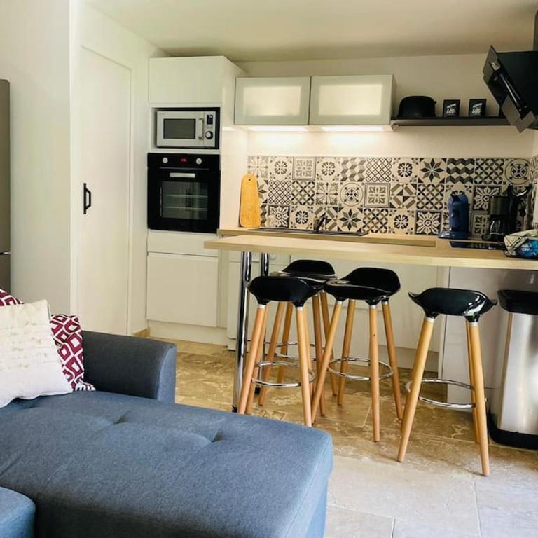 Maison climatisée avec piscine, terrasse et place de parking privative - Two-Bedroom Apartment - 8