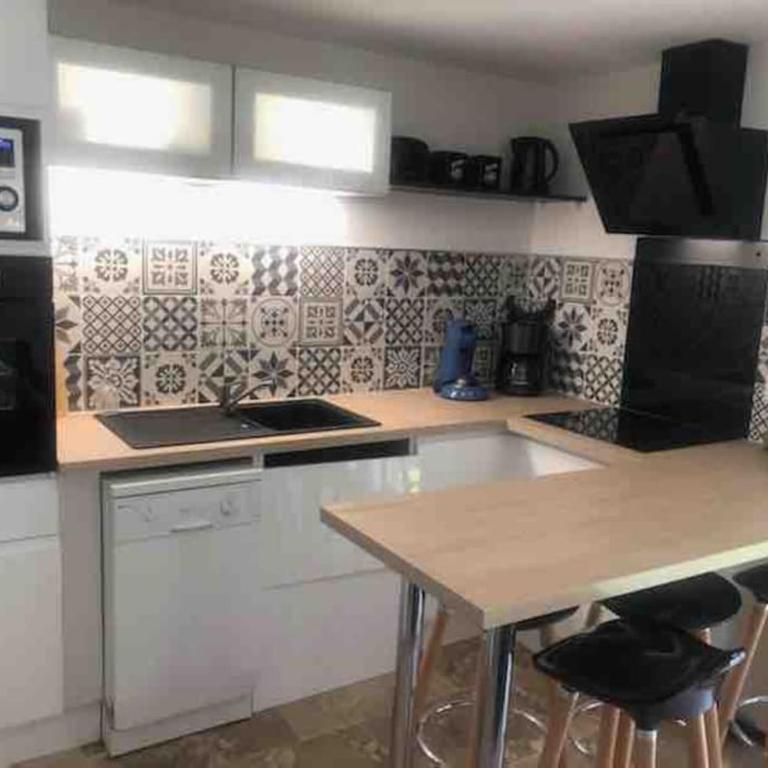 Maison climatisée avec piscine, terrasse et place de parking privative - Two-Bedroom Apartment - 22