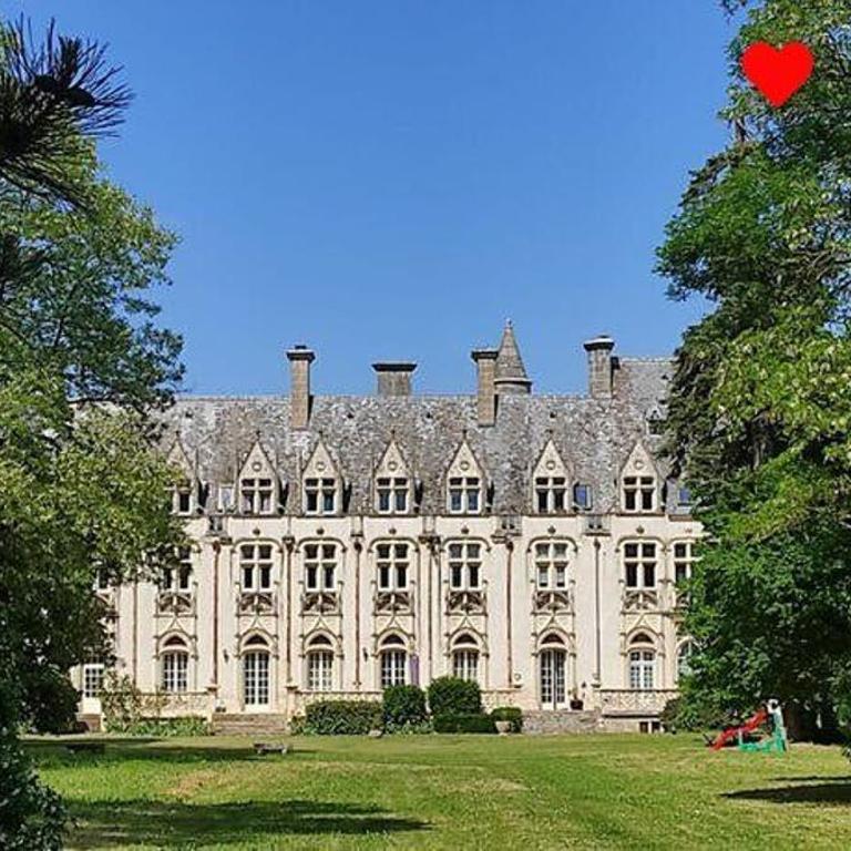 Charmant STUDIO au Calme Tout Confort Dans Château Néo Gothique proche ZENITH COMET ORLEANS Parking Voiture Gratuit WIFI Haut Débit Rue des Montées - Estudio Superior - 1