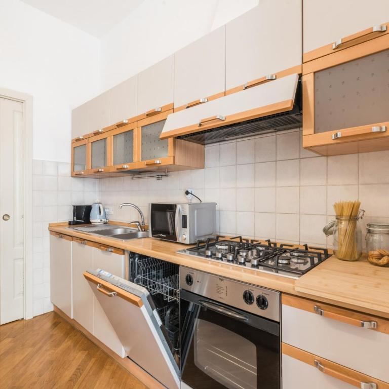 The Best Rent - Spacious three-bedroom apartment near the Colosseum - Appartamento con 3 Camere da Letto - 2