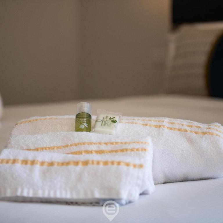 Verso Suites - Deluxe Double Room with Balcony - 9
