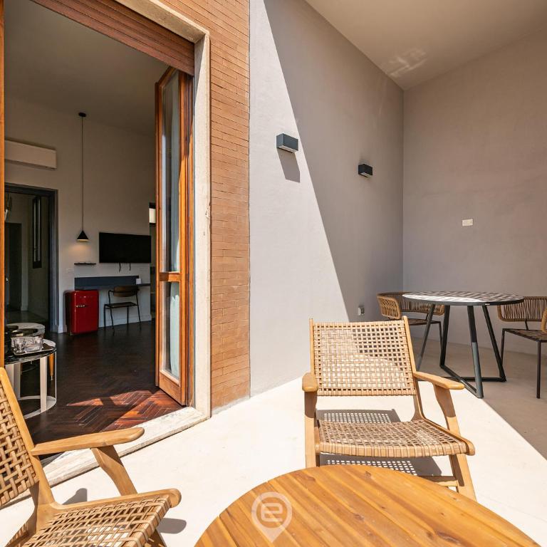 Verso Suites - Deluxe Double Room with Balcony - 6