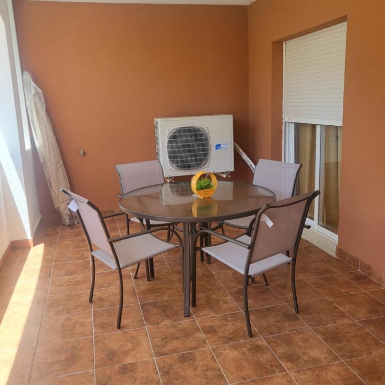 ¡Bajo precioso con salida directa a la piscina comunitaria en Paraíso de Vera! - Apartamento de 2 dormitorios - 75