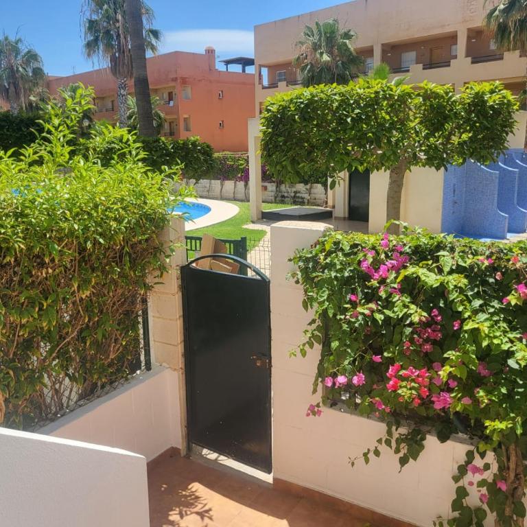 ¡Bajo precioso con salida directa a la piscina comunitaria en Paraíso de Vera! - Apartamento de 2 dormitorios - 81