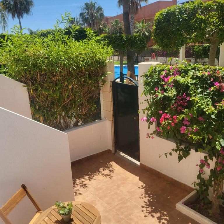 ¡Bajo precioso con salida directa a la piscina comunitaria en Paraíso de Vera! - Apartamento de 2 dormitorios - 91