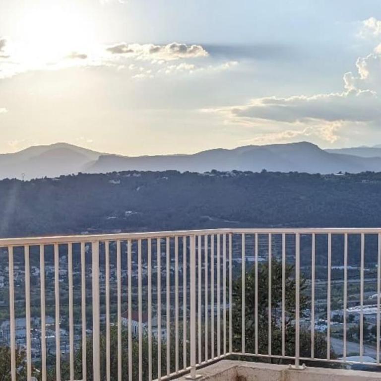 3 pièces dans villa avec piscine - Appartement 2 Chambres - 8