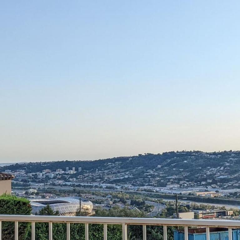 3 pièces dans villa avec piscine - Appartement 2 Chambres - 9