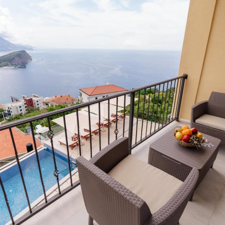 Viewpoint Villa - Double Room with Pool View - 3