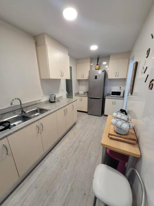 Precioso apartamento reformado con terraza, 4 habs - Four-Bedroom Deluxe Apartment - 20