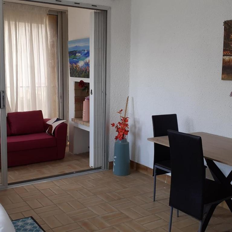 La Marina - One-Bedroom Apartment - 2