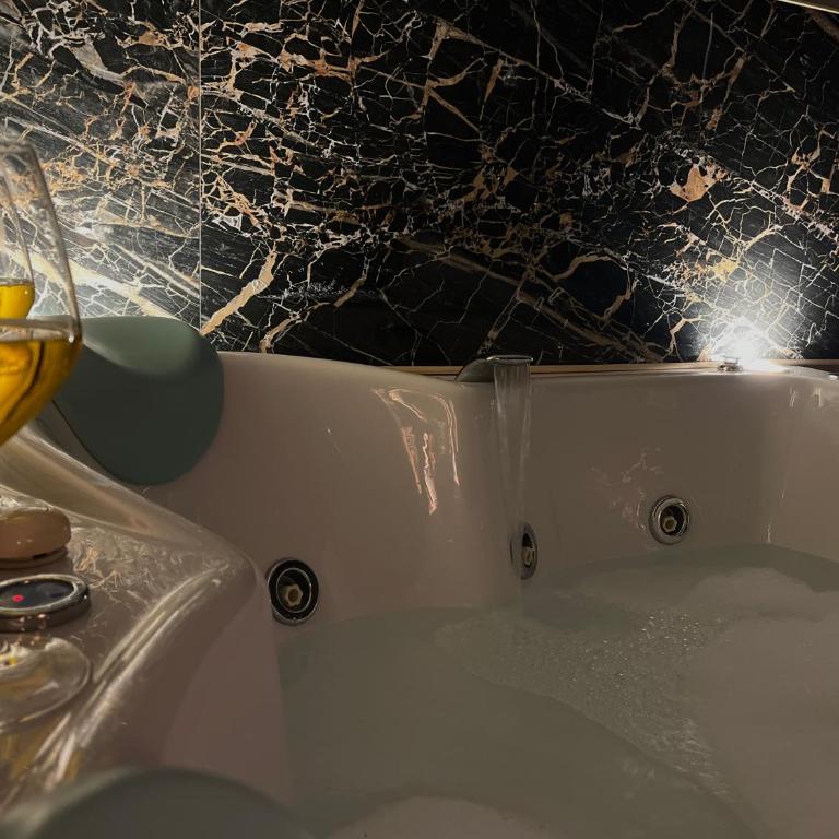 WineExperience- WINE&JACUZZI SUITE - Suite King con Vasca Idromassaggio - 7