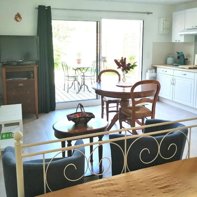 Studio charmant proche centre, terrasse privée, parking, 2km plage - Saint-Jean-de-Monts - FR-1-426-532 - Appartement - 4
