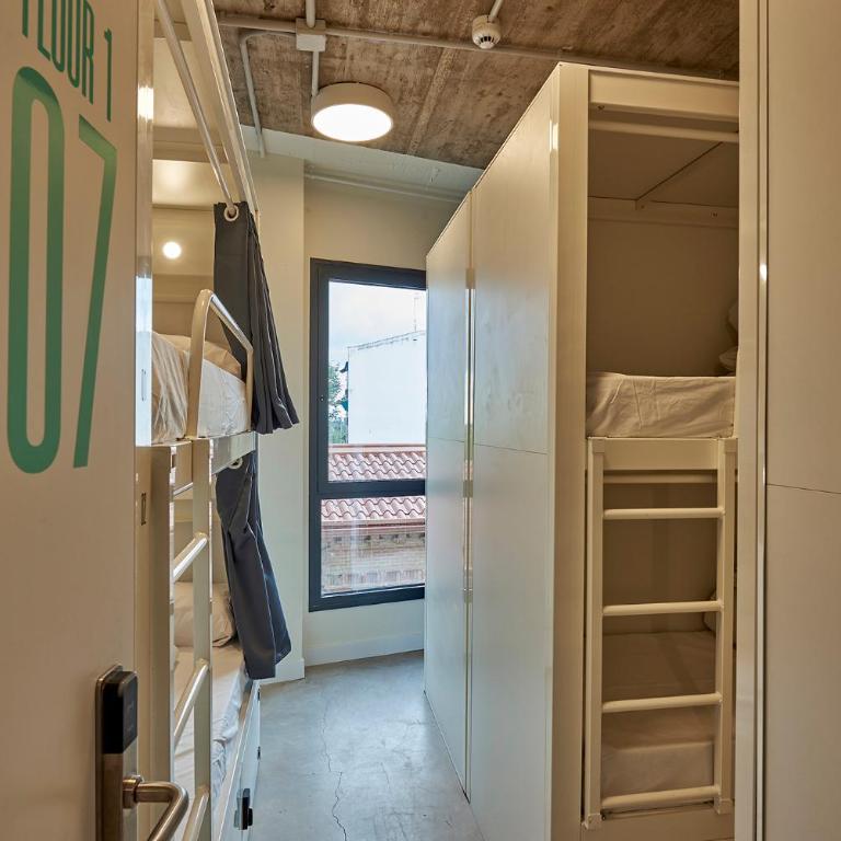 Hostelfly Madrid Airport - Cama en habitación compartida mixta de 10 camas - 1