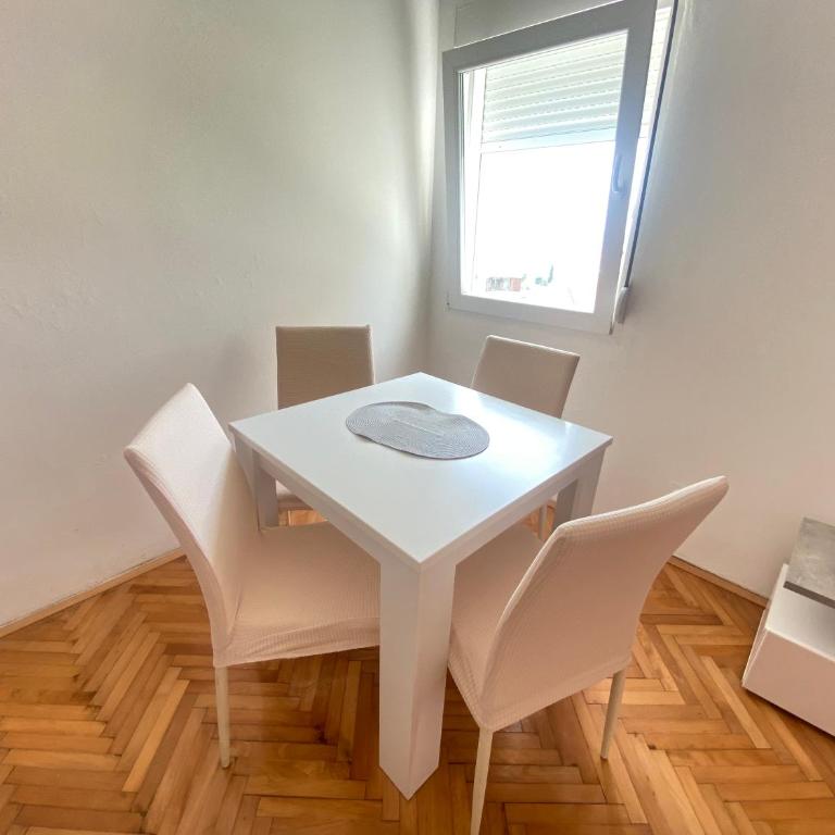 Two-bedroom apartment with parking and sea view - Two-Bedroom Apartment with Balcony and Sea View - 8