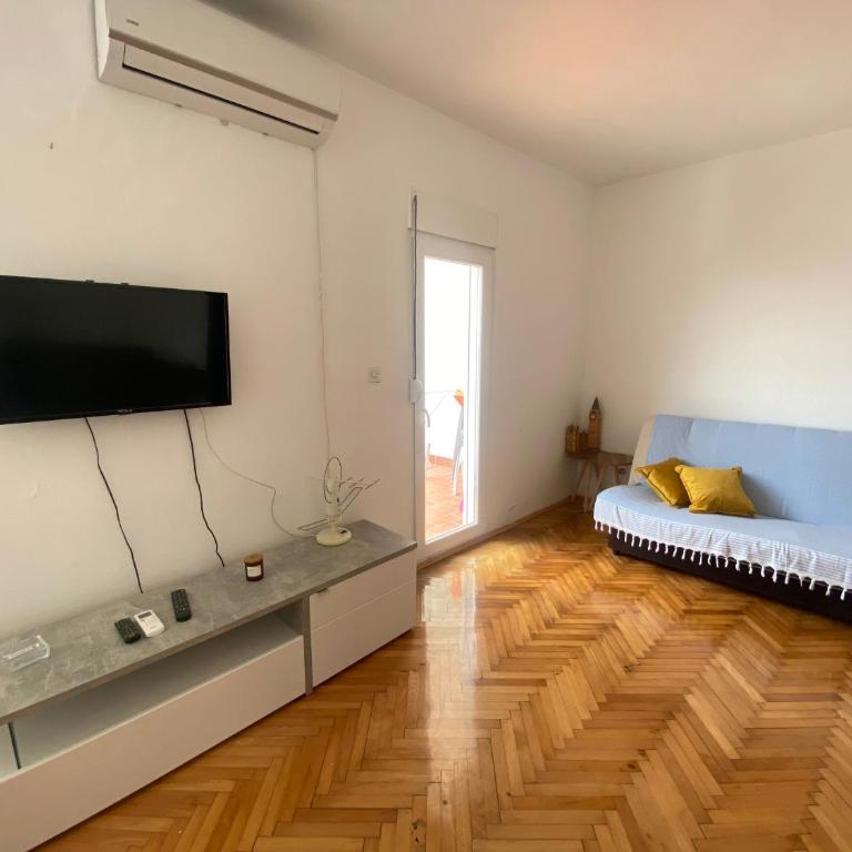 Two-bedroom apartment with parking and sea view - Two-Bedroom Apartment with Balcony and Sea View - 9