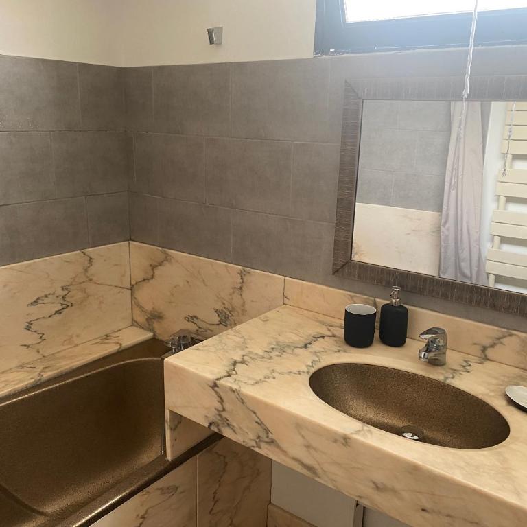 T3 de charme intra-muros Aigues-Mortes 80m2 - Parking - Calme - Lumineux - Appartement 2 Chambres - 10